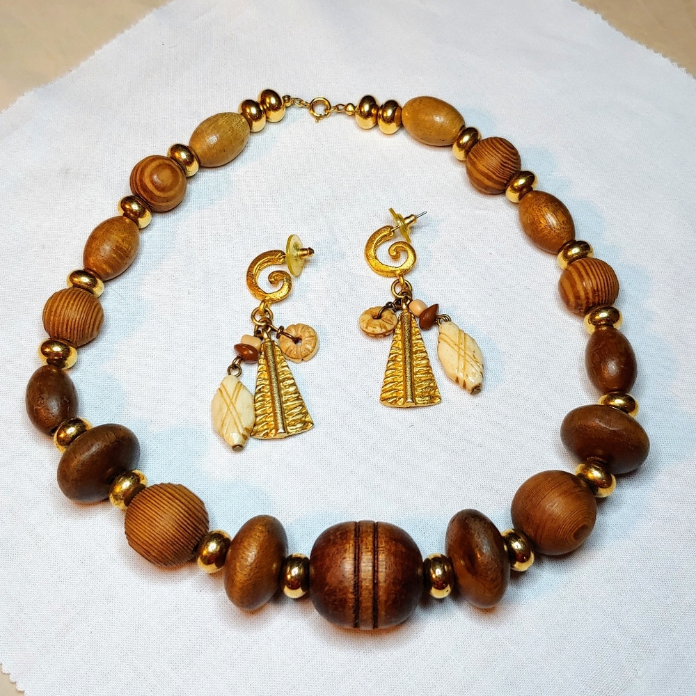 🌻$5! Wooden Bead Necklace + Earrings